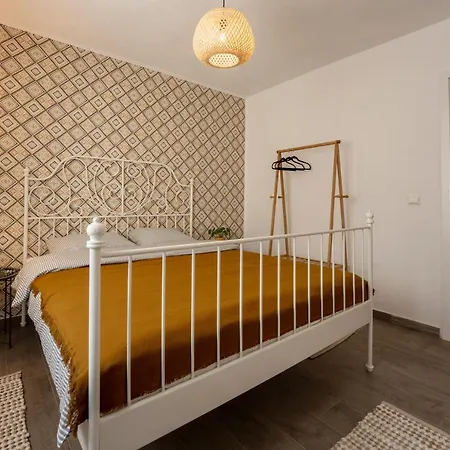 Daisy Apartment1 *