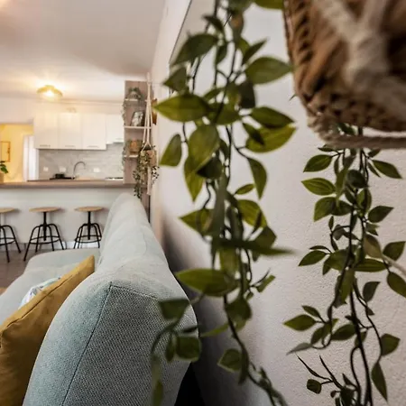 Daisy Apartment1 *